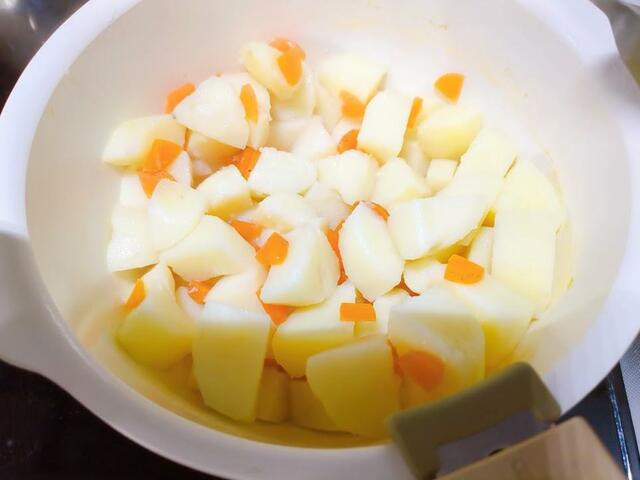 【アイリスオーヤマ お皿になるフライパン6点セット】柔らかくなったらお湯を捨てて粉吹きいも状態にします