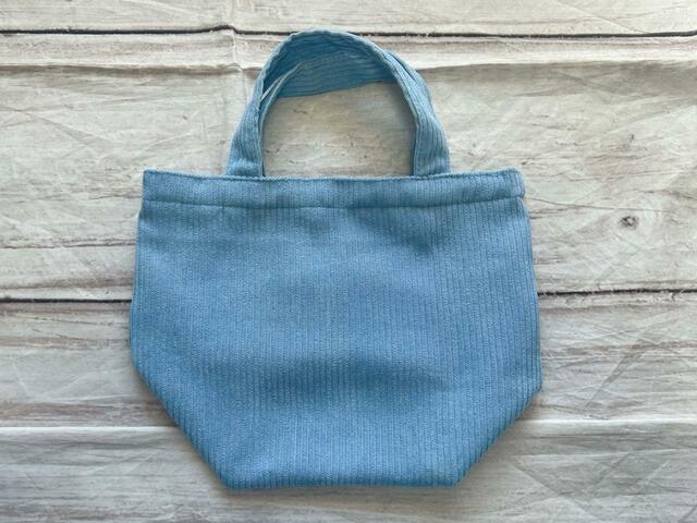 バックは装飾がないシンプルなデザイン