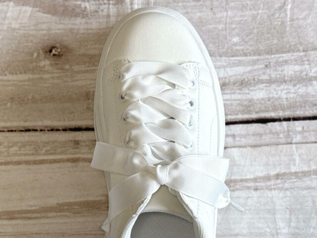 太い靴ひもに変えることで、より存在感が増します！
