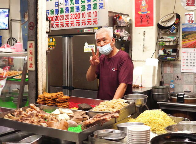 【台湾食べ歩きの旅 #17】『老羅古早味』の愛嬌のあるおじさん。嘉義の人たちは外国人慣れした他の都市と比べ外国人観光客にやさしい。言葉が分からなくても漢字の筆談と身振り手振りでなんとかなるのが台湾の旅