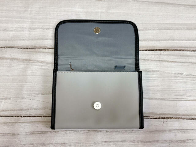 スナップボタンでフラップを開閉する仕様