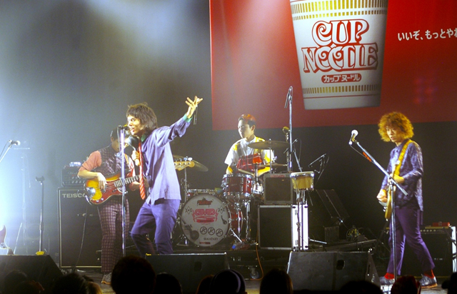 カップヌードル食べ放題フェスに出演したOKAMOTO’S