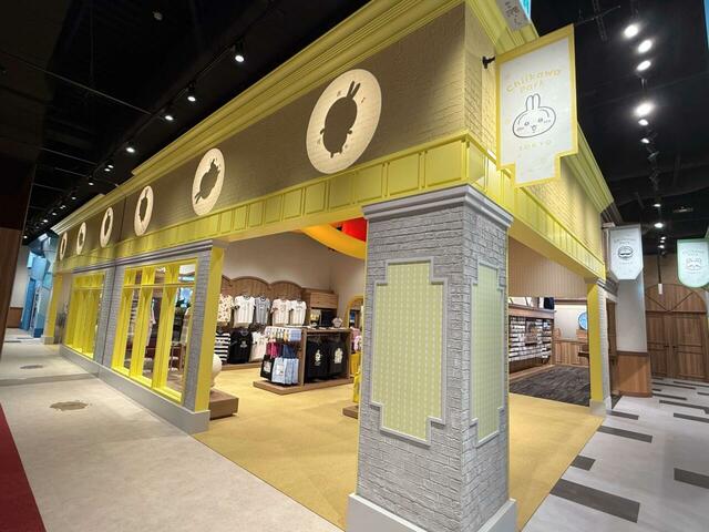 「うさぎモチーフのショップ」ではアパレルが販売されています