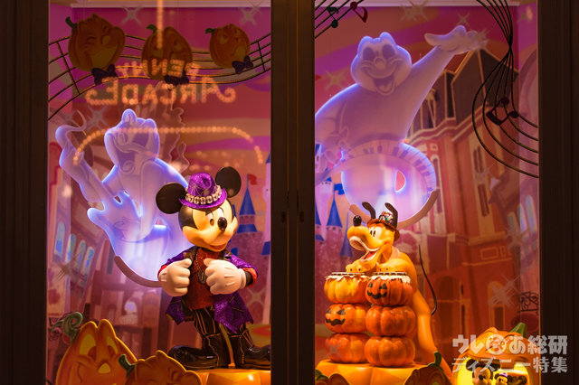 ショーウインドウも夜になるとライトアップされて記念撮影にもピッタリ 