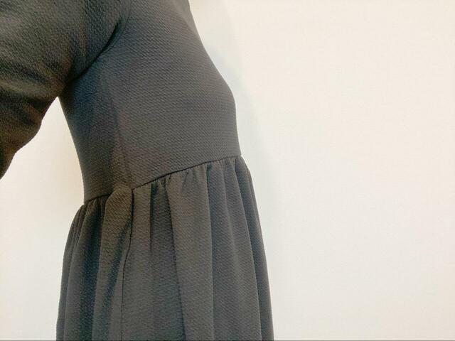 【coca エンボス加工 Aラインワンピース 】胸下からAラインに切り替えなので、ウエスト周りの締め付けはゼロ!