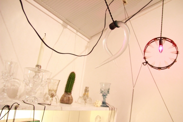 【AEG P.P★★★CRYSTAL】ガラス作品を主に手掛けるAEGさん。照明として使用されている首輪は、ガラスの先端が首に食い込む仕組み。