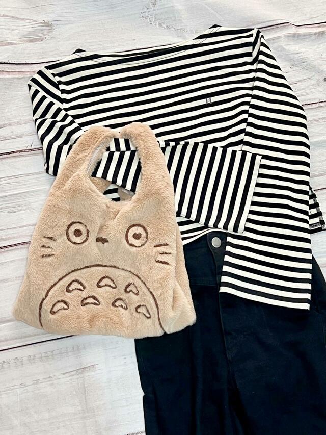 モノトーンのカジュアルコーデに合わせてみました♪