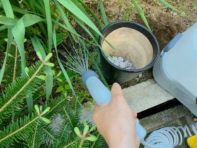 【アイリスオーヤマ 充電式ポータブルウォッシャー】植物の水やりにはシャワーモードとキリモードが大活躍！