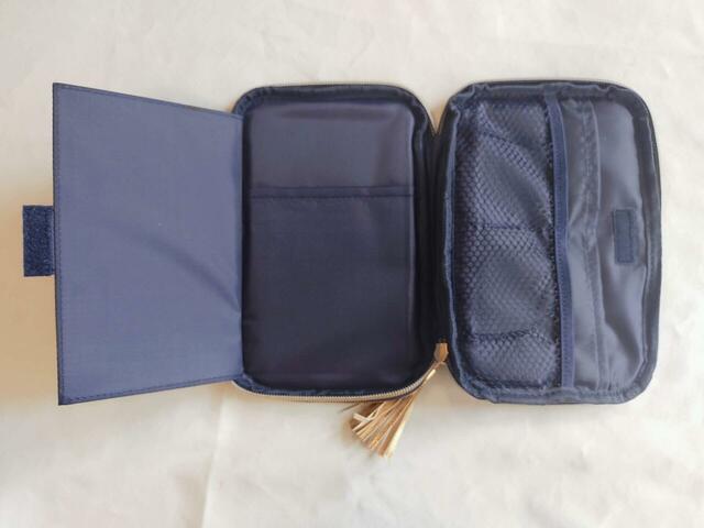 面ファスナー部分を開けると縦型ポケットつき