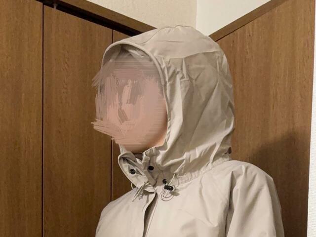 【ワークマン WEB限定レディース防水防寒レインスーツ】首を右、上、左、下とさまざまな方向に動かしてもフードが脱げなくてスゴい!