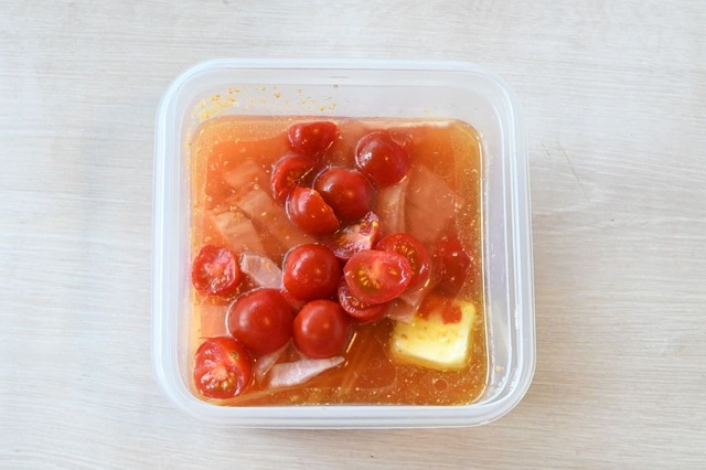 【フレッシュトマトとベーコンのパスタ】ベーコン、ミニトマトを切り上にのせます