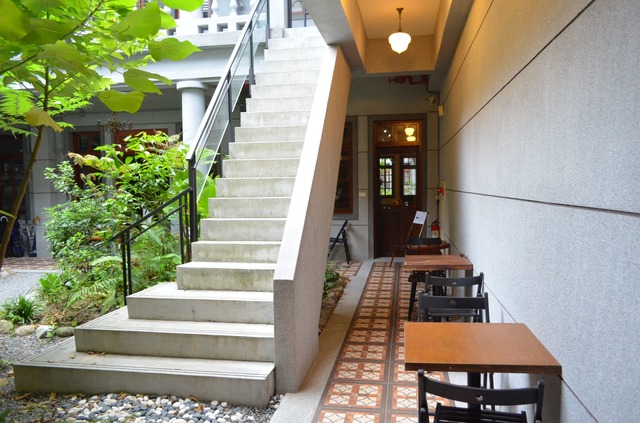 リノベーションが進む迪化街では、古い建物に新しいカフェがオープンし、レトロでオシャレな雰囲気に