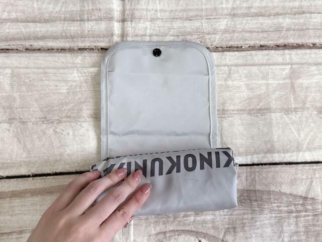 下からくるくると丸めていき…