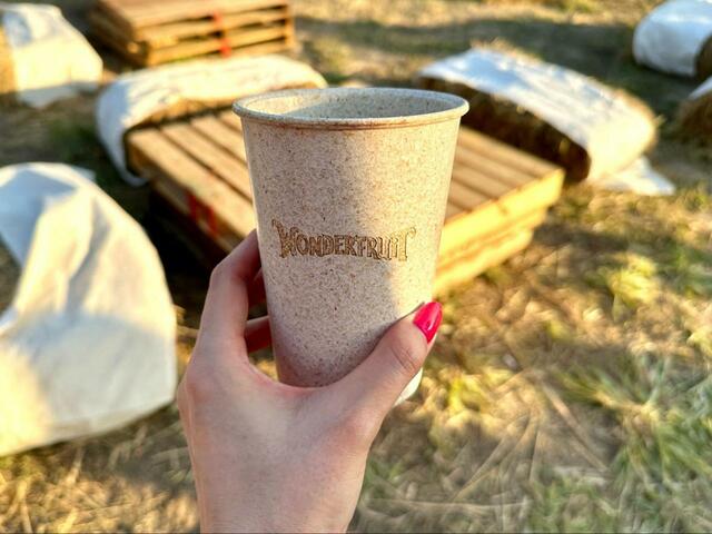 会場で購入できるココナッツの殻とお米から作られたカップは家でも使えます