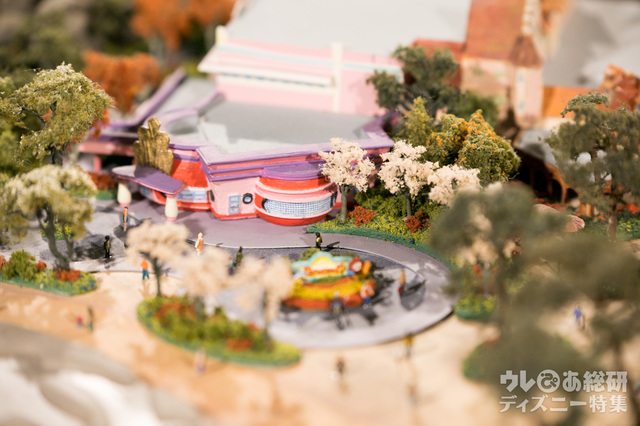 トゥーンタウン看板の後ろにはミニーのグリーティング施設