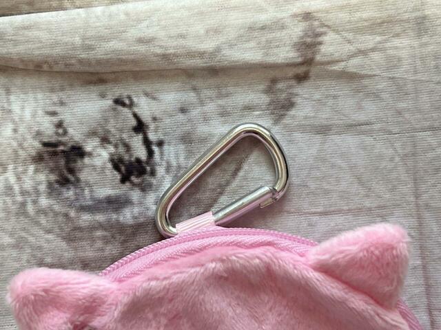 上部にカラビナ付きなため、バッグなどにつけて持ち歩けます♪