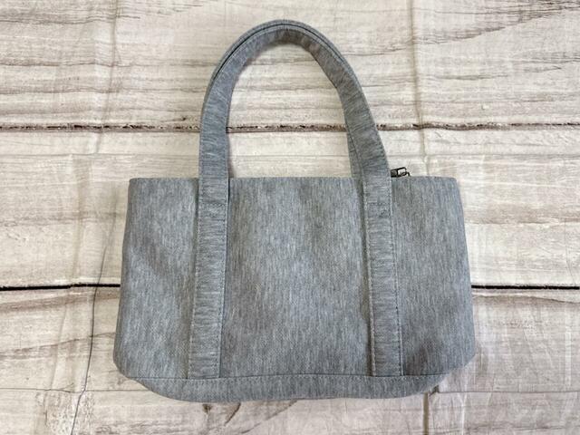 背面は装飾がないシンプルなデザイン