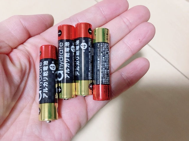 【カインズ オーム電機 LEDセンサーライト 乾電池式 フック型】単4電池4本で動作します