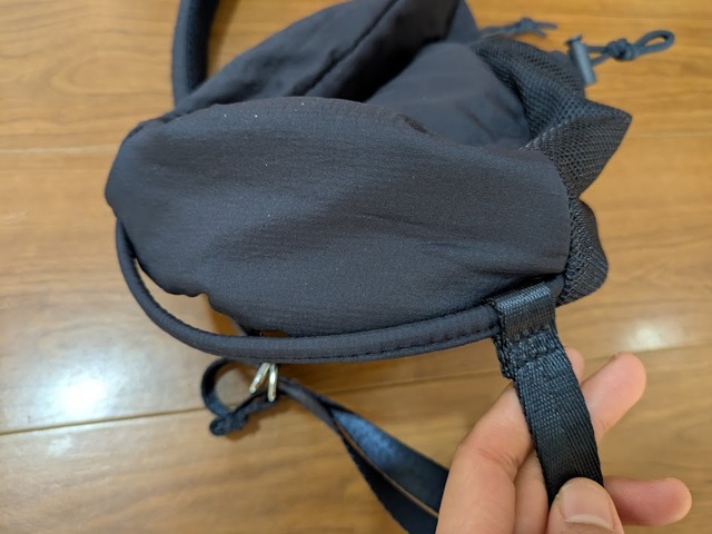 【GU スリングショルダーバッグ】肩掛けする向きは下部のベルトの位置で変えられます