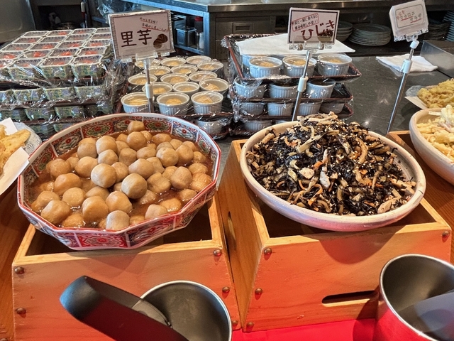 【羅豚 ギンザ・グラッセ】私の一押しはサトイモの煮っころがしと、ひじき