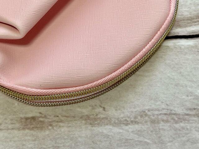 ファスナーがゴールドなのも大人かわいいポイントです♪【sweet 2023年9月号付録】「MILKFED.(ミルクフェド)特製 ペコちゃんポーチ&ポコちゃんミラー」