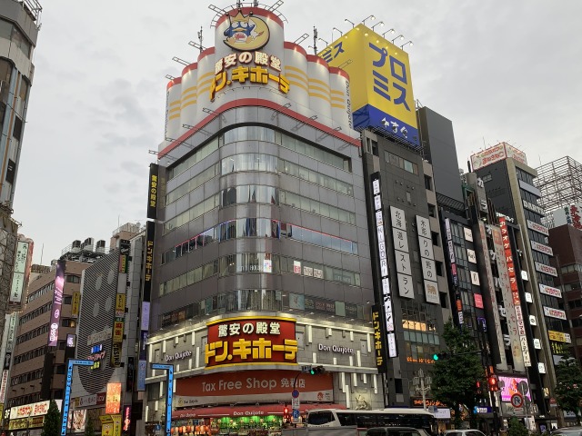 歌舞伎町のドンキホーテの右横のビル4F