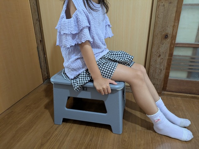 【スツーレ　ポータブルトイレ】イスとして使う場合は座面が広く、ゆったり座れます◎