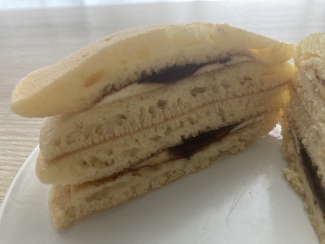 【ファミリーマート ふんわりおいしい！ホットケーキ】マーガリンとメープルの絶妙バランス