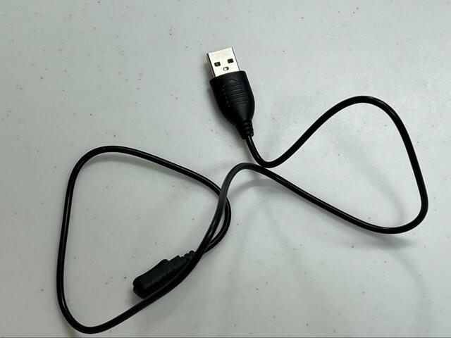 【3COINS デバイスバンド】充電は専用コードを使うのでなくさないように注意