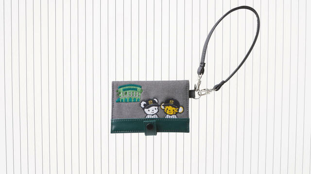 【familiar×阪神タイガース／パスケース】ファミリアのオリジナルキャラクター「ファミちゃん」と、阪神タイガースのマスコットキャラクター「トラッキー」が仲良くデザイン♪ 税込9,900円