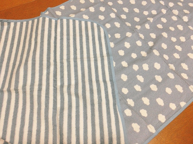 【ニトリ おむつ替えシート 2枚セット(BL)】ストライプと雲柄のセット