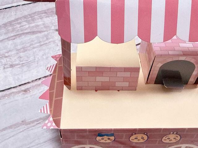 ワゴンに棚を取り付けます。ピンクのレンガは、ちいかわベーカリーのお店と同じ!