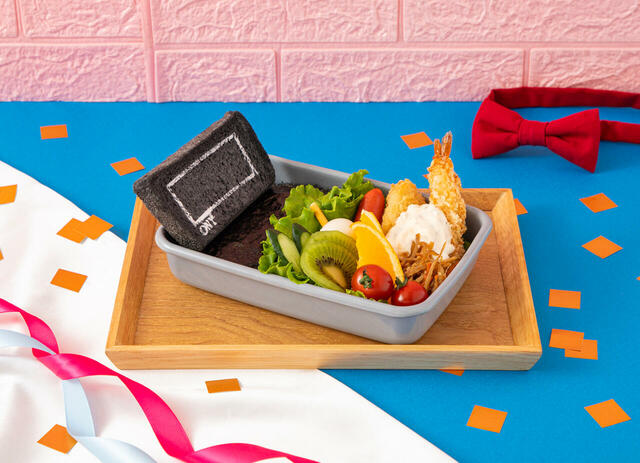 「弁当型携帯FAX風プレート」＜価格：1,890円（税込）＞【【名探偵コナン】「喫茶ポアロ」のハムサンドや“事件に使われたあのメニュー”も！？「名探偵コナン 連載30周年記念カフェ」6都市で開催】