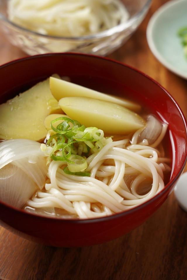 「新じゃがいもと新たまねぎのそうめん入り味噌汁」