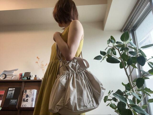 【GU　ギャザーポケットバッグ】約215gととても軽いので、肩への負担も少ないのが◎！