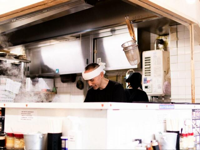 開店直後から人が流れ込む人気店