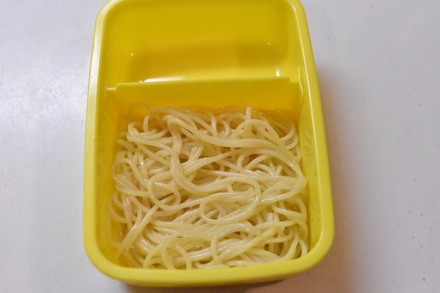 お弁当箱にパスタを詰める