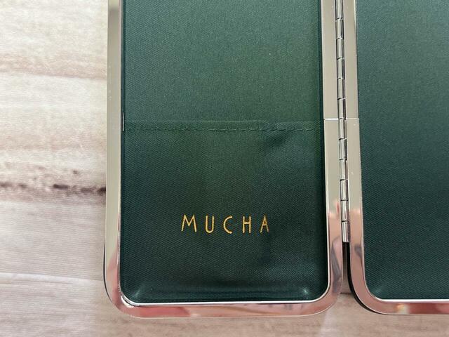 左側にポケット付きで、ここには名刺やカードなども入れられます。