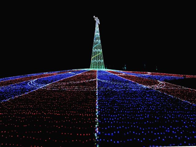 パリの広場のエンジェルモニュメントをイメージした、高さ27mの「ジュエリー・エンジェルタワー」