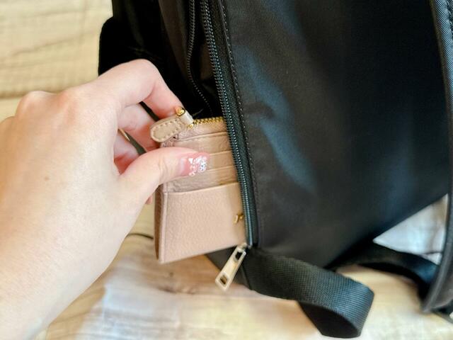 背面側の隠しポケットにはミニ財布をイン