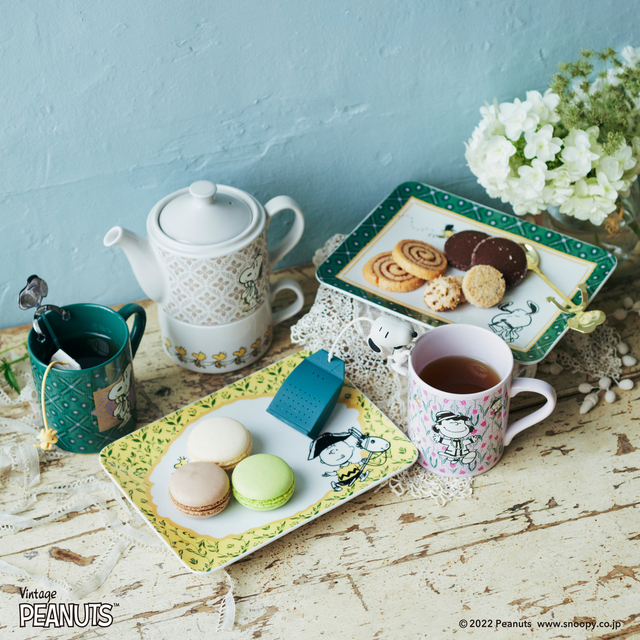 ティーウェア プレート 各¥2,420、マグカップ 各¥1,870、シリコーンティーバッグセット ¥1,760、ポット&マグセット¥5,500、ヒッカケスプーン 各¥770