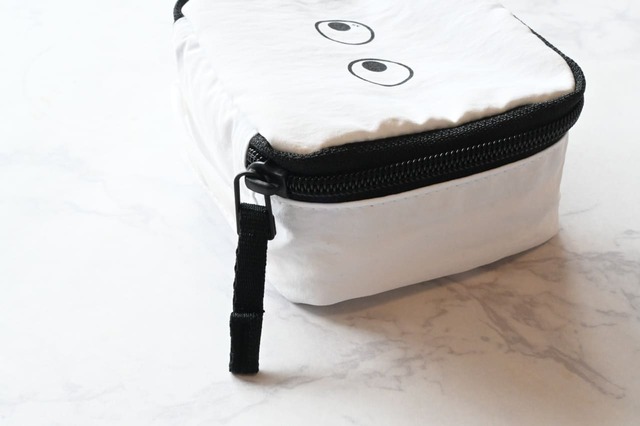 【ユニクロ×ANYA HINDMARCH「ミニスクエアポーチ」】ファスナーは1か所のみ