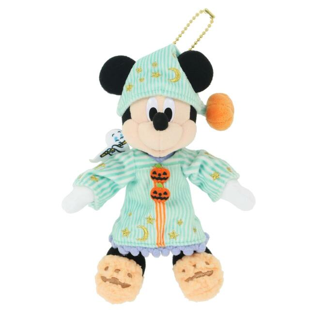 ぬいぐるみバッジ 2,800円｜妖しげなパークへ足を踏み入れてしまったディズニーの仲間たちを描いたグッズ｜東京ディズニーリゾート「ディズニー・ハロウィーン」｜販売店舗：東京ディズニーランド「ディズニー＆カンパニー」、東京ディズニーシー「エンポーリオ」｜発売日：2026年9月15日(火)