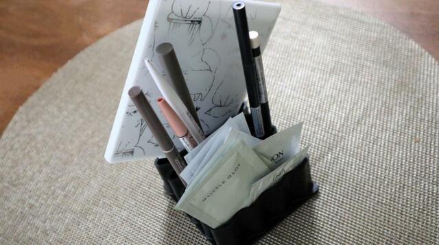 【セリア ステーショナリースタンド】試供品やペン型コスメにもぴったり！