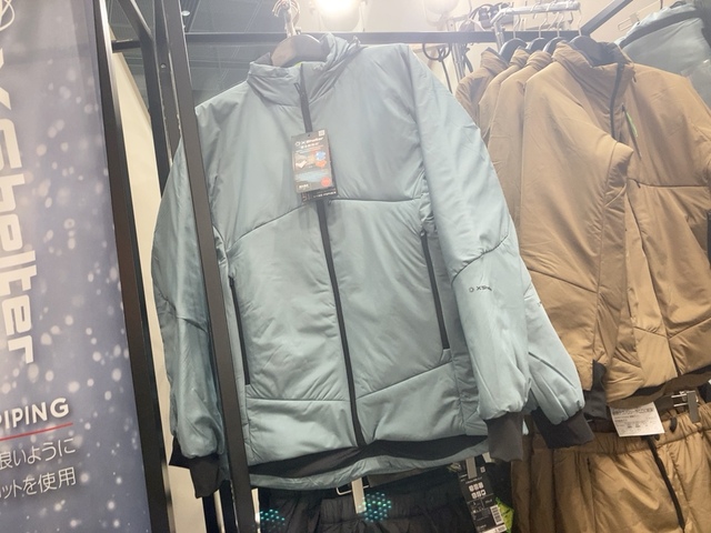 【ワークマン XShelter断熱ジャケット】フードを装着できて2wayで着られるジャケットも！
