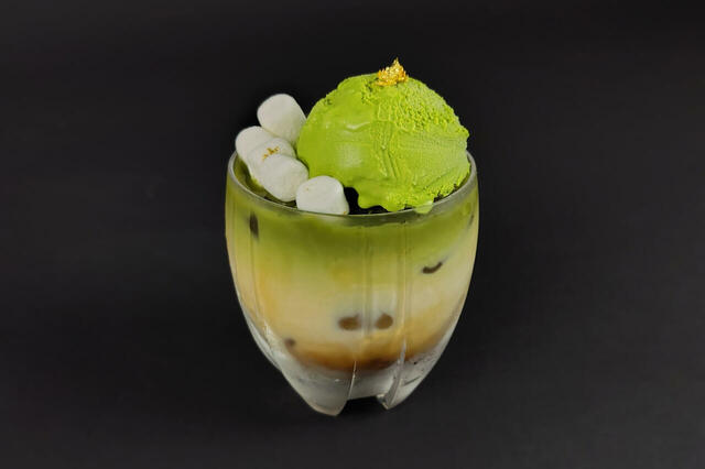 「抹茶ラテ」<価格:1,500円(税込)>【抹茶好きさんは「ホテルニューオータニ大阪」に集まれ!“抹茶かけ放題”で愉しめる『スーパースイーツビュッフェ2025』開催中!】