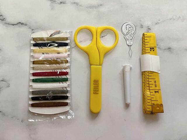 お裁縫キットの中身は、はさみ、縫い糸、ケースにはいった針セット、糸通し、メジャーの5点