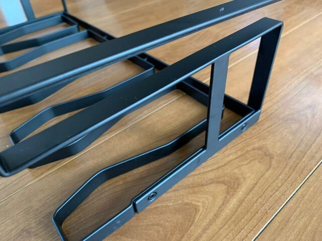 【山崎実業 下駄箱中長靴＆ブーツホルダー】片側のフレームを取り付けたら、反対のフレームもネジで固定