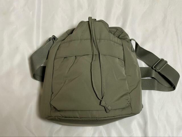 【UNIQLO：C　ミニショルダーバッグ】】ミニサイズで軽いので、ペットボトルや本などを入れても重く感じないのも嬉しいポイント！