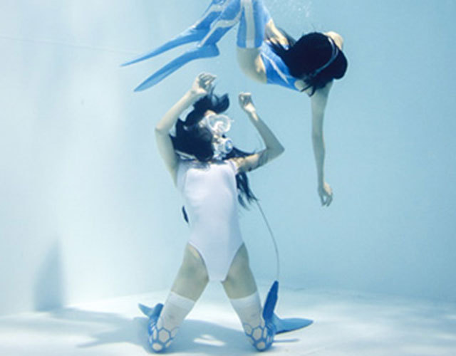 “水中×ニーソ”2人の女の子で2倍かわいい！